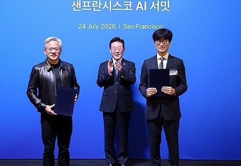 ▲7月25日，英伟达首席执行官黄仁勋、韩国总统李在明和Naver公司创始人兼董事长李海珍在旧金山出席活动时合影